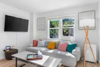 Image de Ch09 - The Sweetest Hill - 81 Walkscore!