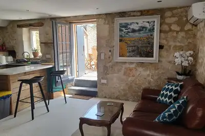 Image de Cosy cottage with south facing courtyard garden and a/c