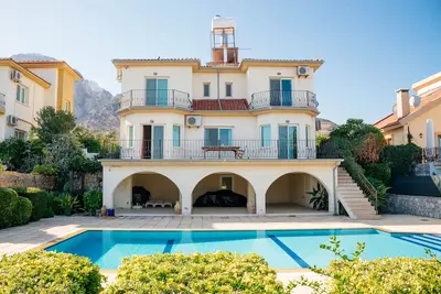 Large 4 Bedroom Villa With sea Views