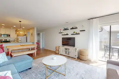 Image de Smartly Decorated Updated Two Bedroom Villa Walking Distance to the Ocean!