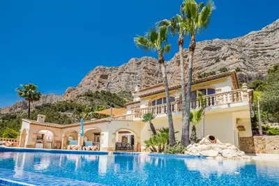 Image de Villa de 6 chambres avec piscine à débordement