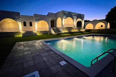 Villa de luxe avec piscine et vue imprenable.