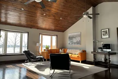 Image de 4 Bedroom Home with Indoor Hot Tub and Pool in Wine country-Niagara Benchlands!