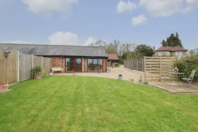 Bee Happy Barn, romantic, character holiday cottage in Acle