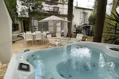 Image de Le jardin des poetes villa de charme avec spa exterieur en centre ville