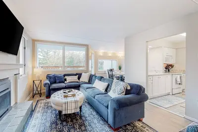 Image de Mountain resort condo with pools, tennis, sauna, gym, fireplace, & ski shuttle