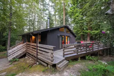 Image de Modern Cottage in the Redwoods: Deck, Firepit, Near Beaches, Pet-Friendly