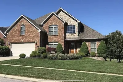 Image de Family home with large deck with a beautiful view of golf course.