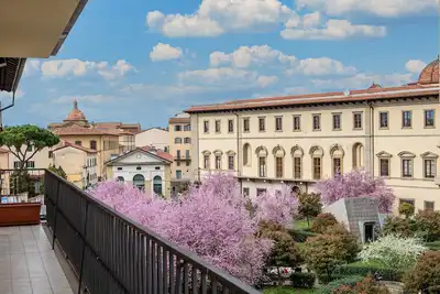 Image de Downtown apartment of 180sqm offers WiFi a panoramic balcony.