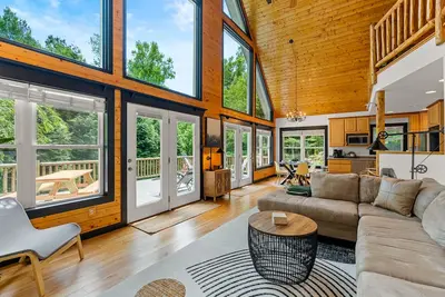 Image de Modern A-Frame Cabin Getaway + Fire Pit + Deck