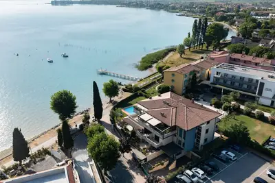 Image de Newly renovated apartment in front of Lake Garda in Sirmione.
