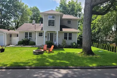 Image de 1 minute walk to the beach - Private Beach Home