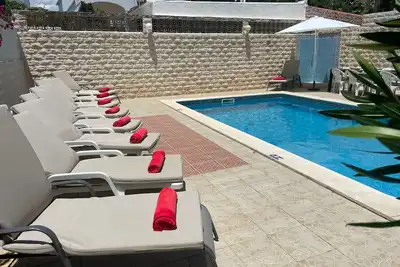 Image de 5 bed, all suite private pool, 5 min to beach