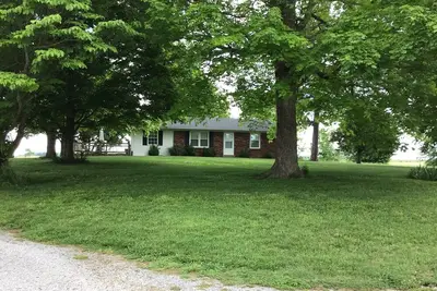 Image de Country setting with mature trees, large deck. Game/Rec room, Fire Pit and Grill