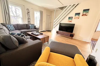 Image de Walk to campus; open concept kitchen/living;nature trail at end of this quiet st