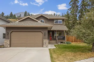 Image de A Gorgeous Detached Family Home On The Sunny Side Of Canmore! \n