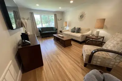 Image de Restful Mid-Mod in the heart of Hickory