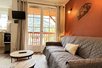 Image de T3 rénové avec balcon, vue montagne et Parking.