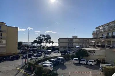 Image de T2 climatisé avec balcon, parking, et wifi – Balaruc-les-Bains