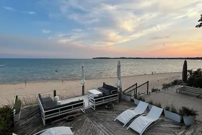 Image de Unique designer beachfront house, 25 min to Niagara Falls