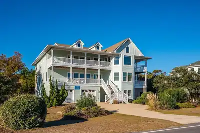 Image de Ray and Td's: Dog friendly, oceanside, pool, hot tub, theater room, elevator, Easy beach access!