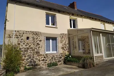 Image de Maison de campagne au pied d'un bois.