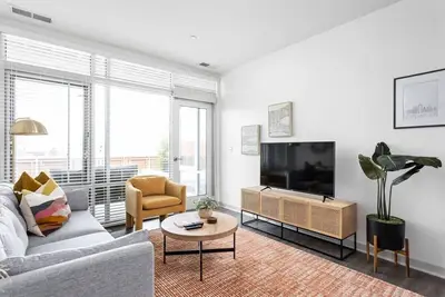 Image de CozySuites l Trendy 2br, Bottleworks Indy #1