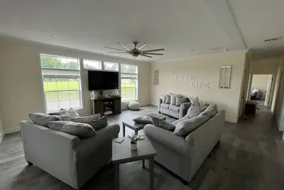 Image de Beautiful New Home on a 3 Acre Lake view Lot, 1 Mile From Sunset Marina At Dhl!