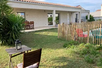 Image de Villa Avec Piscine Chauffée et Jardin de Plein Pied
