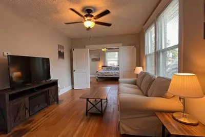 Rolston 2, Two Bedroom Unit near Xavier, Downtown