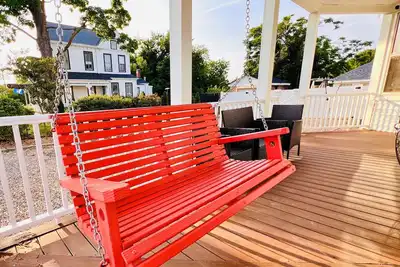 Image de Charming Waterfront Home: Spacious, Modern, Near Attractions & Universities