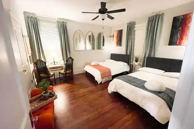 Image de Beautiful spacious home near midtown, downtown and popular attractions.