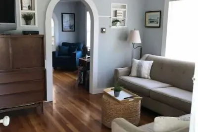 Image de Short walk to beach. Year Round Beach Home