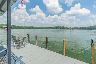 Image de Unique Lakefront Property Ideal for Multifamily or Large Family Stays