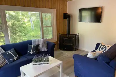 Image de Updated Riverfront Cottage with Lake Access & StarLink, for Recreationalists!