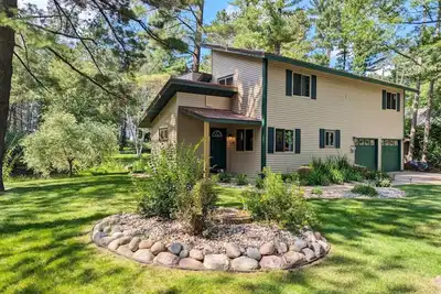 Image de Lakefront Lodge w/ hot tub, fireplace & fire pit
