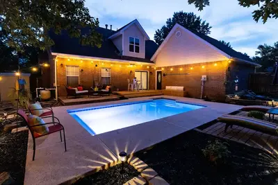 10 mi from University! Centrally located in Nwa