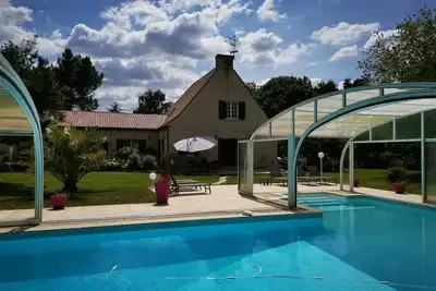 Image de Propriété avec piscine et tennis en bord de Dordogne, à 2mn du centre ville.
