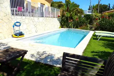 Image de Maison spacieuse et lumineuse avec piscine