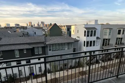 Nice Cozy Condo With City View.