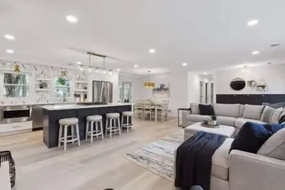 Image de Luxury 1800sq. ft Home - Sleeps 8