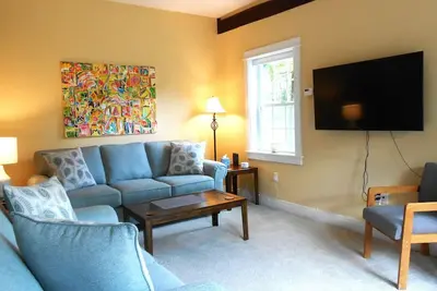 Image de Old World Charm, Modern Conveniences - 3 Br private home in quiet setting