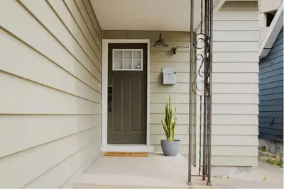 Image de Little Green House | Footsteps from Colts/Pacers