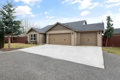 Image de Private Home & Yard, 2 Car Garage 3/2 #1857