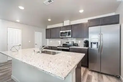 Image de New Townhouse! Private Yard & Garage 3\/2. 5 #5748