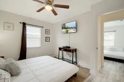 Image de Centrally Located Bayshore Home