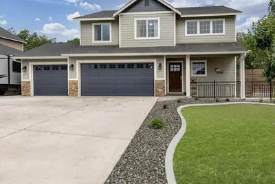 Image de Large Home, Yard & 3 Car Garage 4/3 - #5204