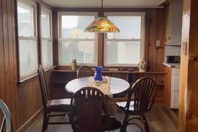 Image de Sound Veiw is a quaint cottage two blocks from the beach!