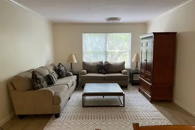 Image de Spacious 2-bedroom apartment located in downtown Williamstown.
