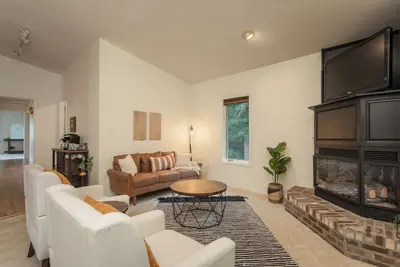 Image de Right near the lake! Single-level home with backyard relaxation, pet-friendly!